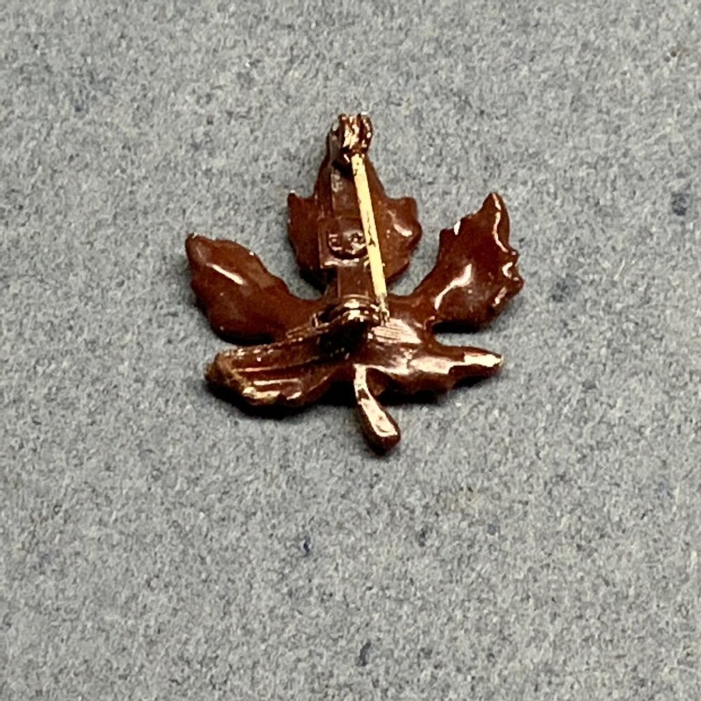 Retro Maple Leaf Pin Brooch 1.25 In As Is Brown Enamel Vintage Canadian Sugar - Picture 2 of 3